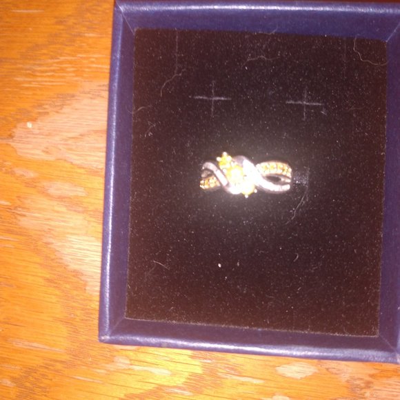 Jewelry - .75 yellow diamond ring size 6